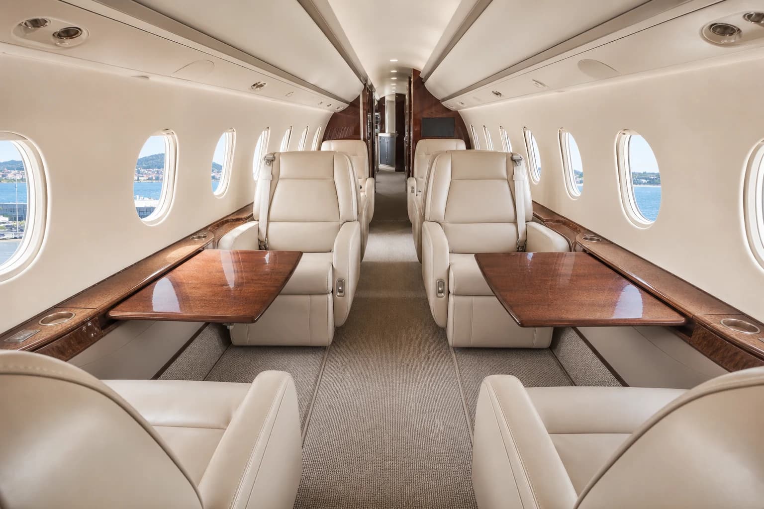 Cabine de jet privé propre et prête avant embarquement