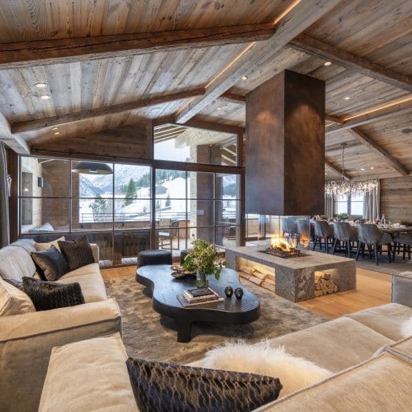 Grand tapis texturé dans un salon de chalet