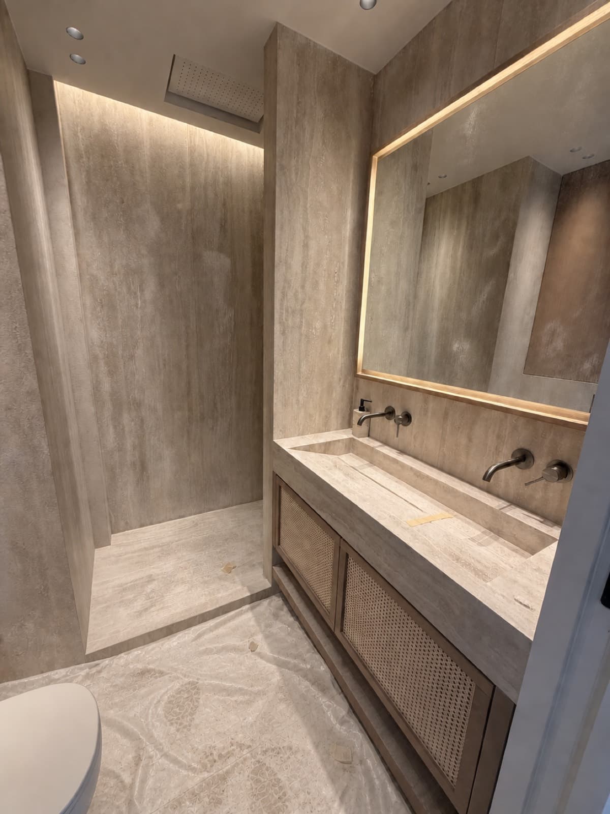Salle d’eau de l’appartement à Antibes avant nettoyage