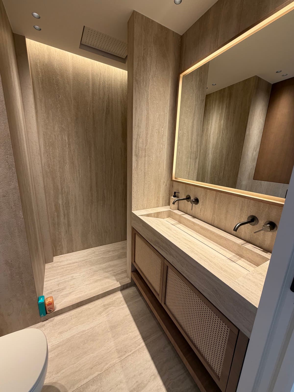 Salle d’eau de l’appartement à Antibes après nettoyage