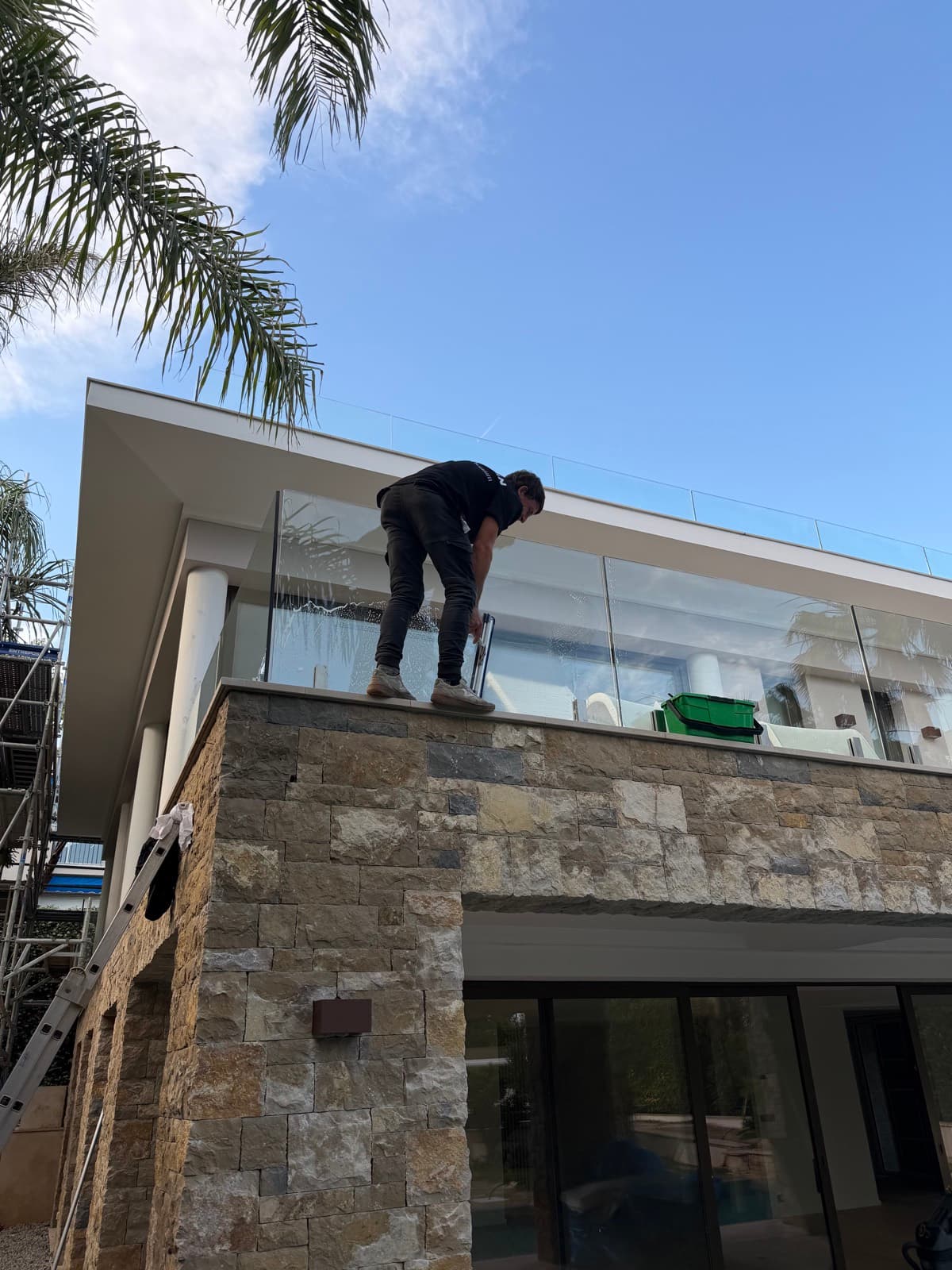 Intervention MayClean sur un garde-corps vitré de la villa
