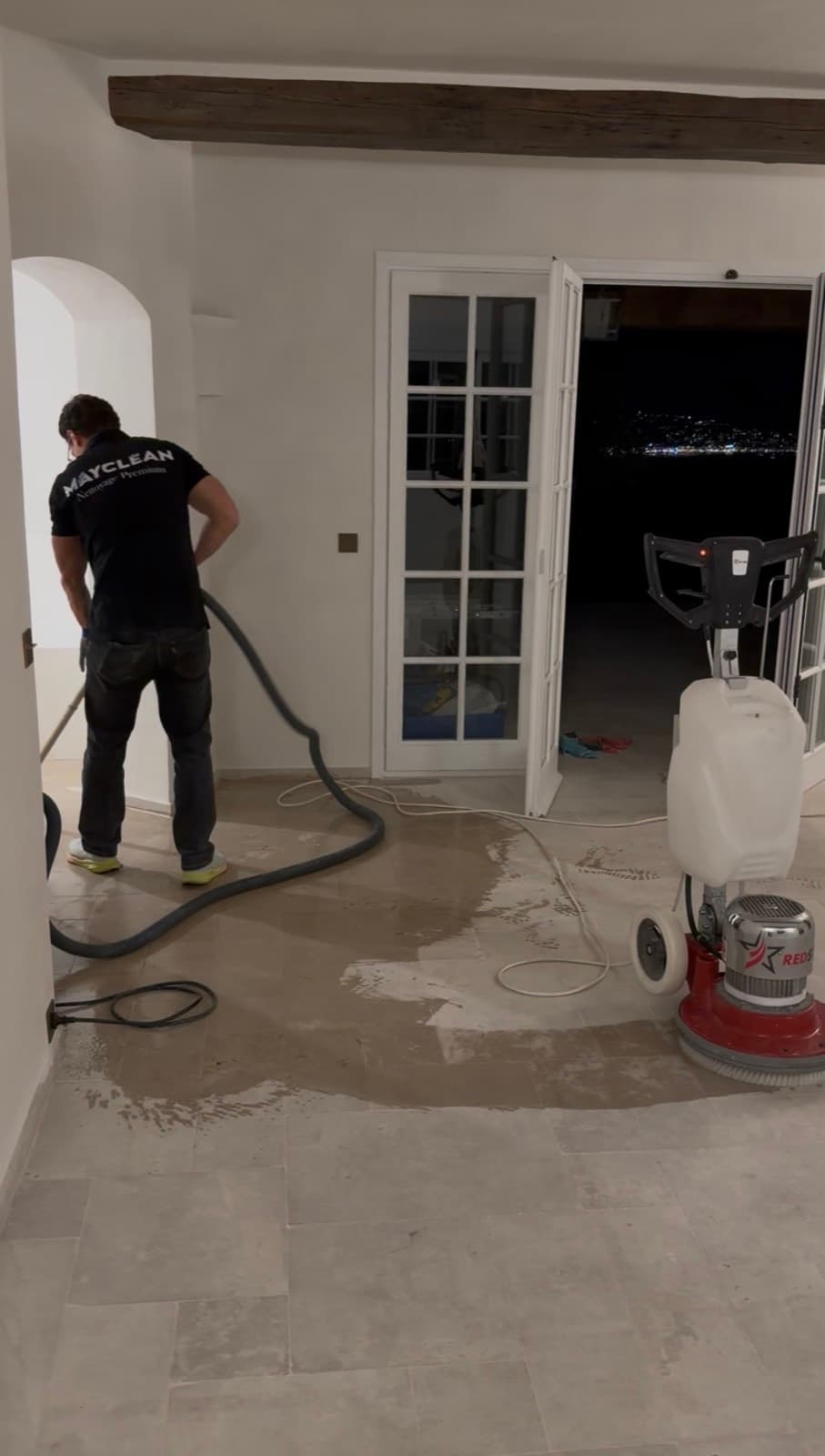 Intervention mécanisée MayClean sur le sol intérieur de la villa