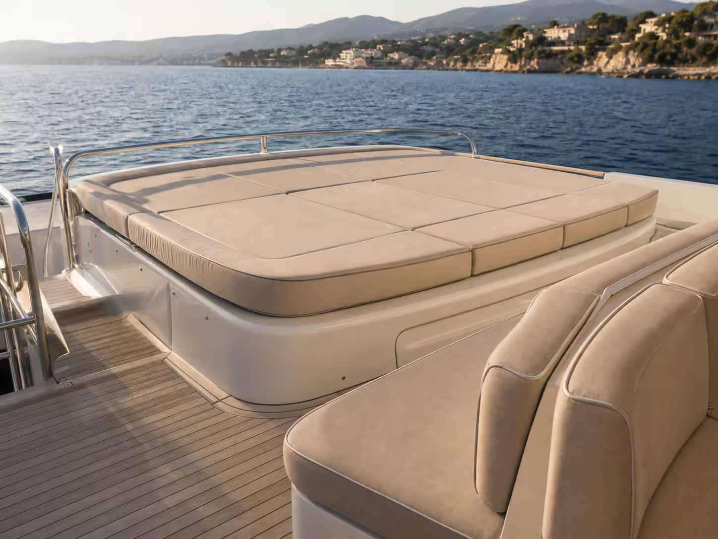 Bains de soleil et selleries extérieures d’un yacht