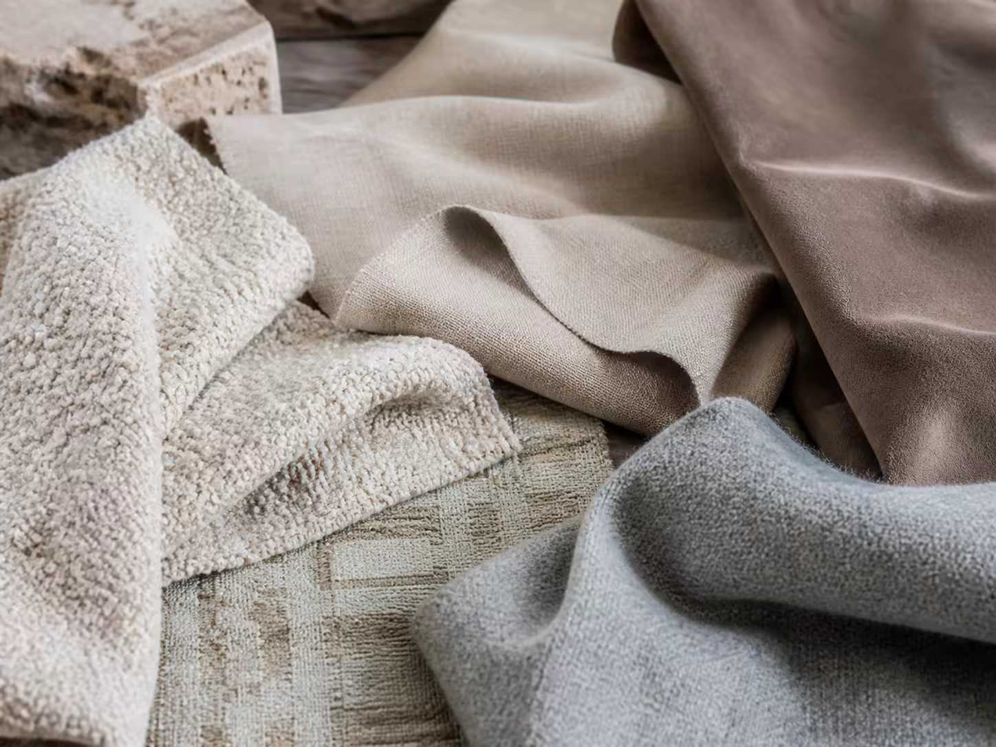 Détail de matières textiles en bouclé, lin, velours et laine