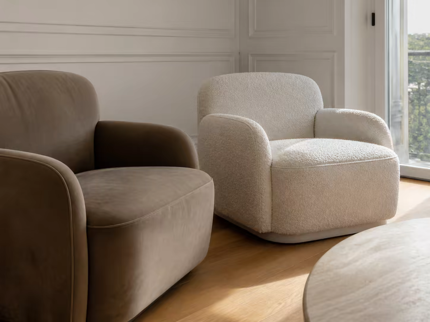 Fauteuils en velours taupe et bouclé ivoire