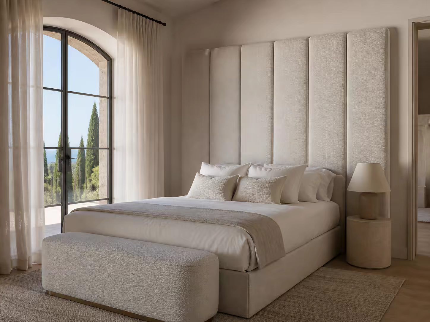 Tête de lit tapissée dans une chambre de villa méditerranéenne