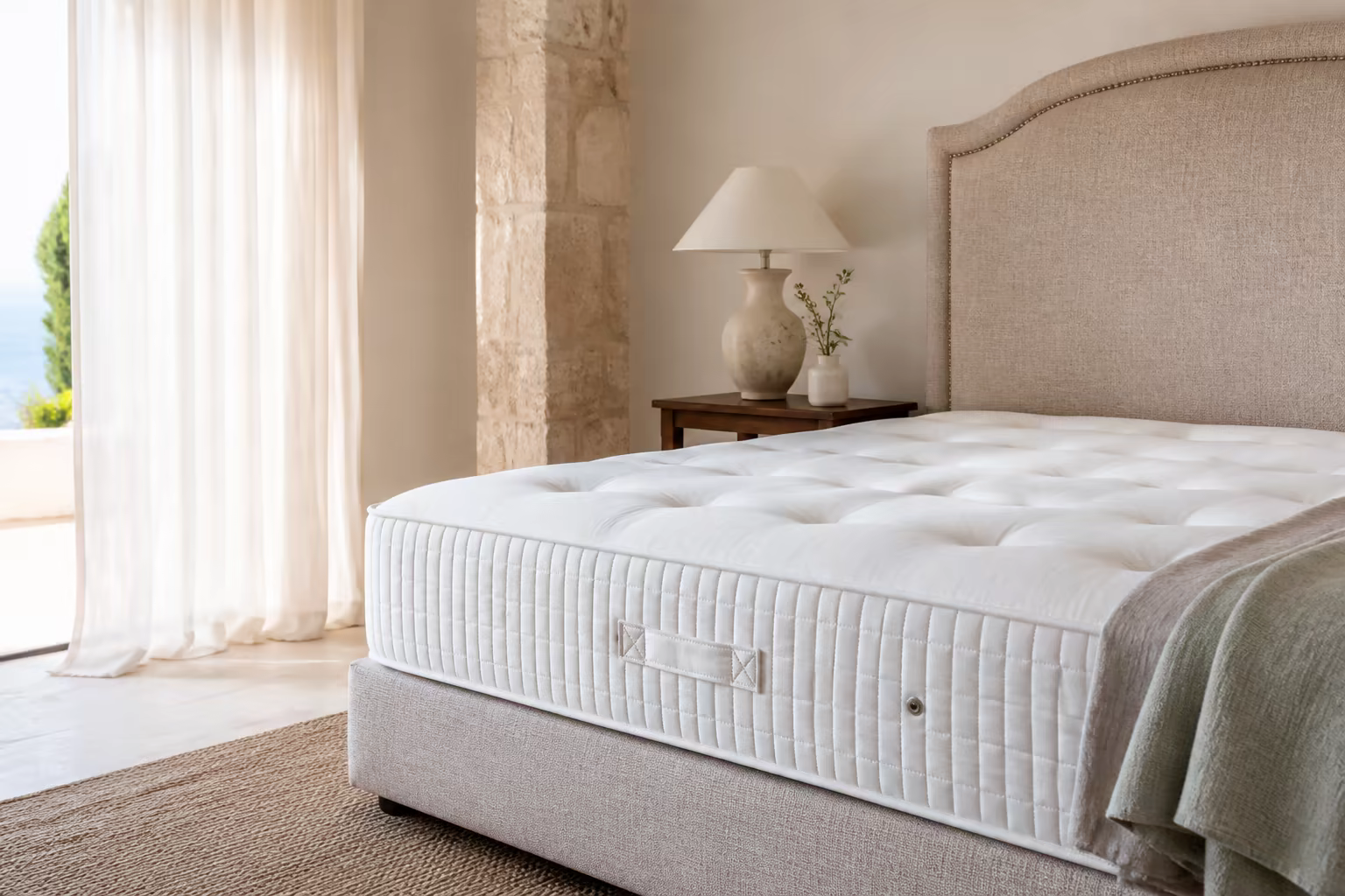 Matelas et tête de lit textile dans une villa de la Côte d’Azur