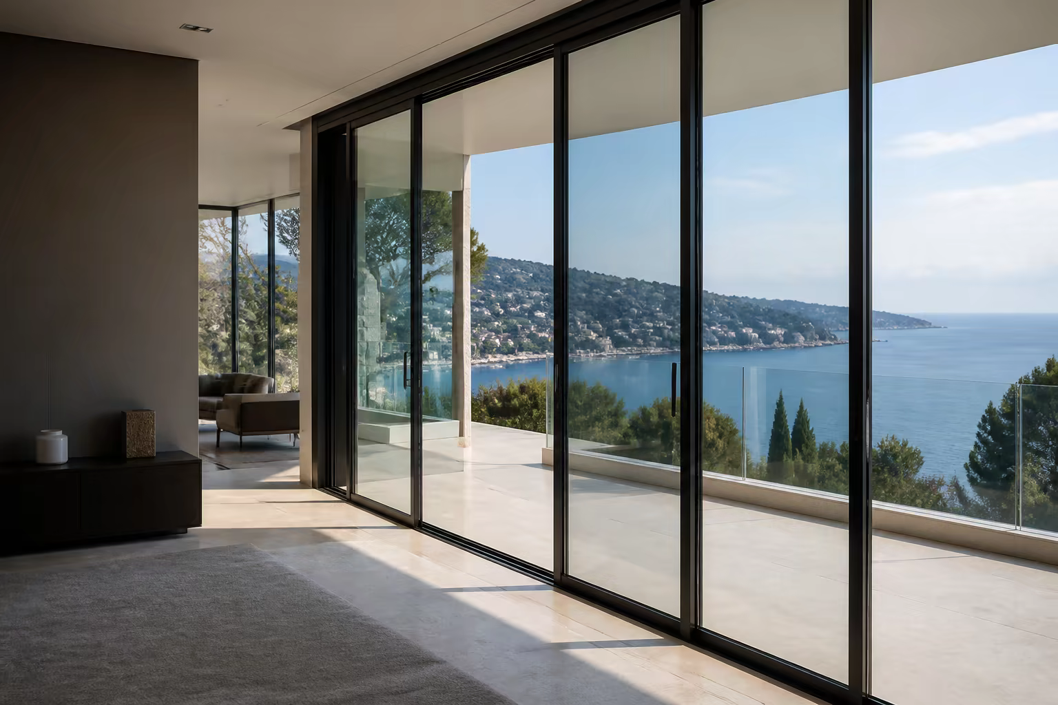 Baies vitrées propres avec vue sur la mer