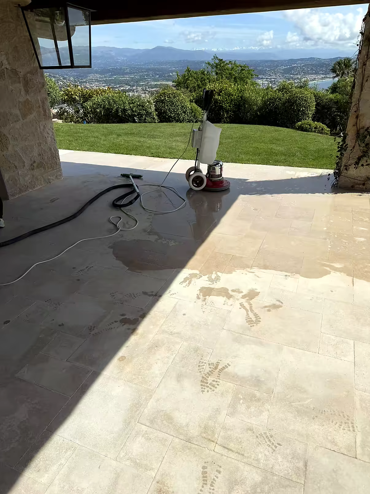 Terrasse de villa avant remise au propre