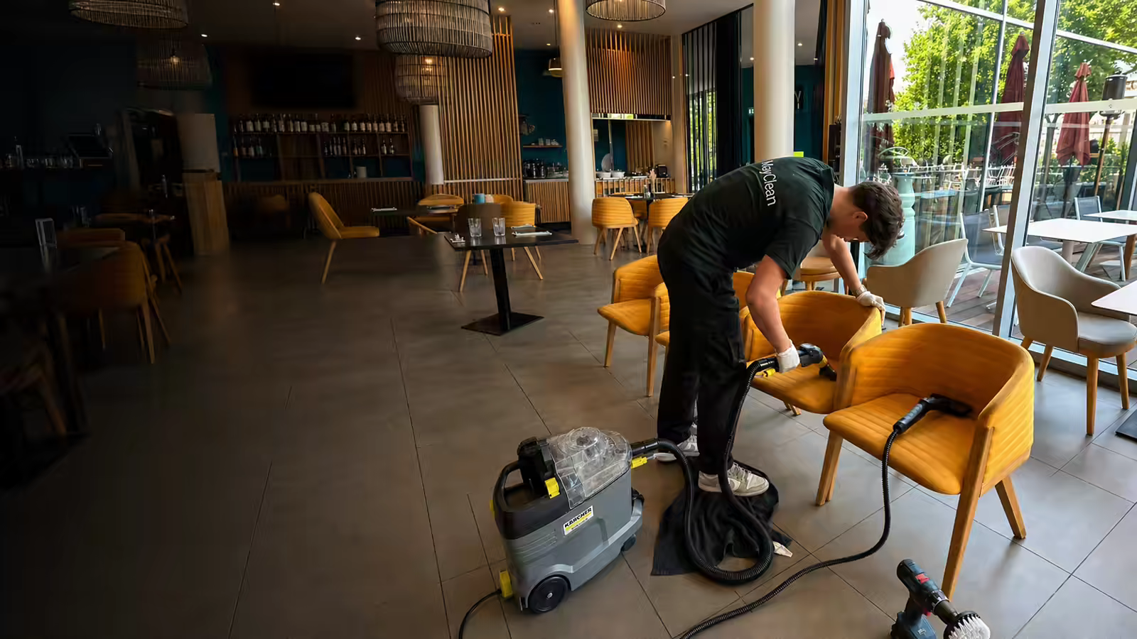 Technicien MayClean nettoyant des fauteuils textiles