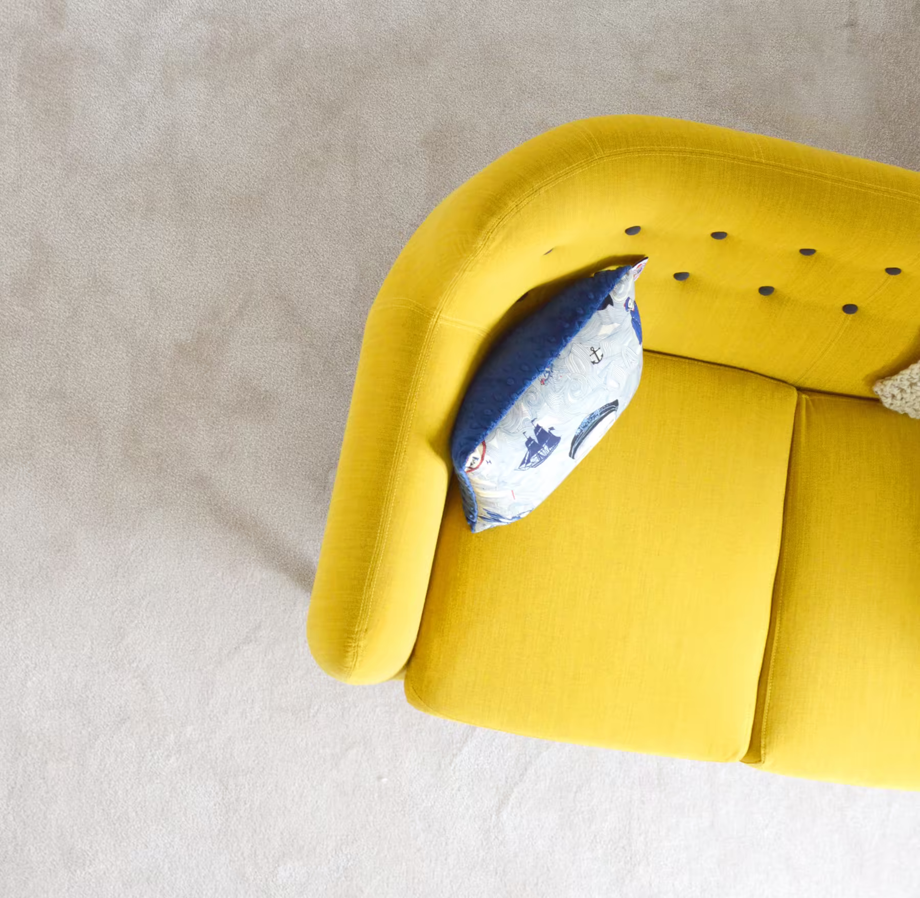 Détail en plongée d’un canapé textile jaune