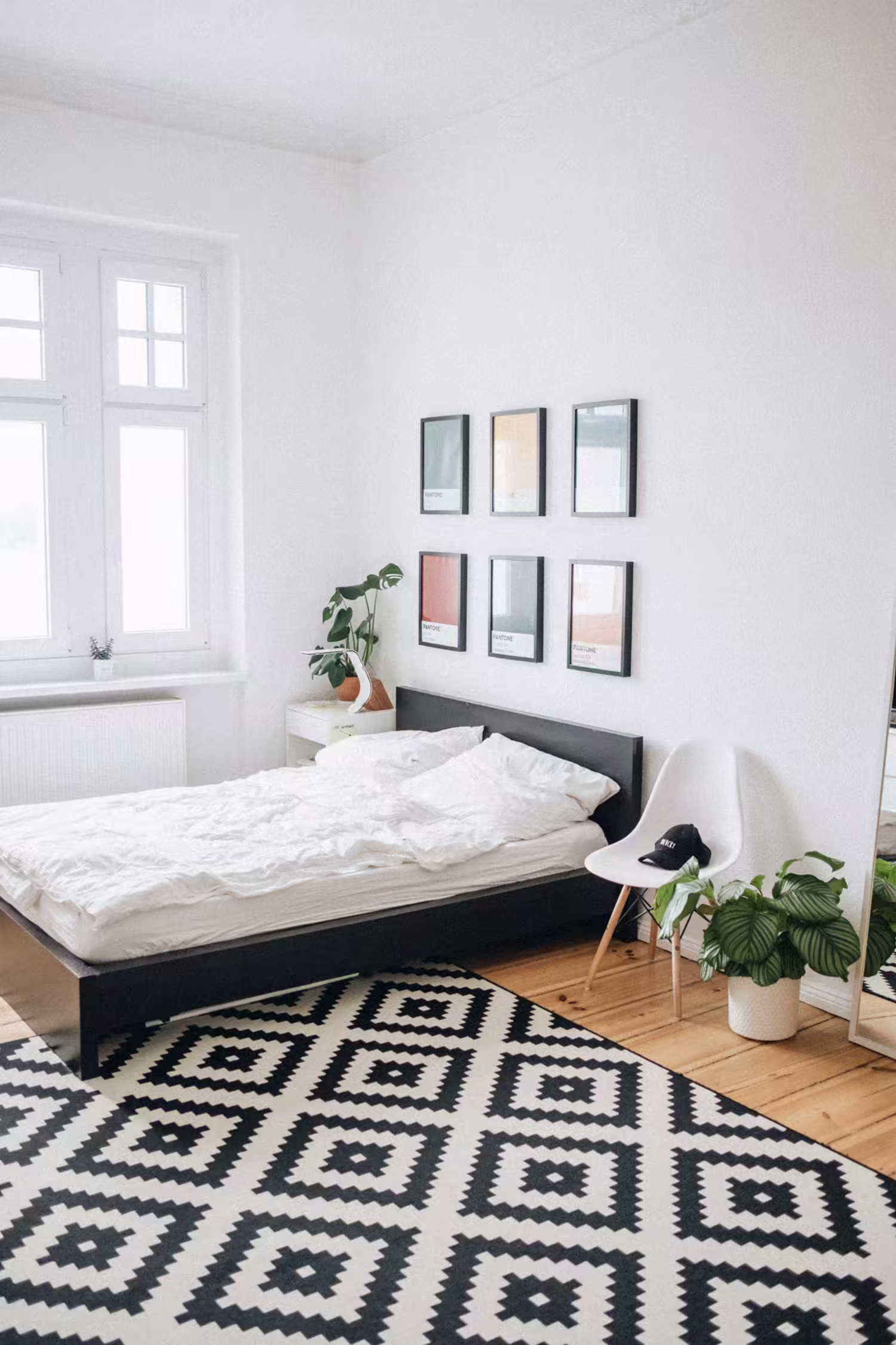 Tapis graphique noir et blanc au pied d’un lit