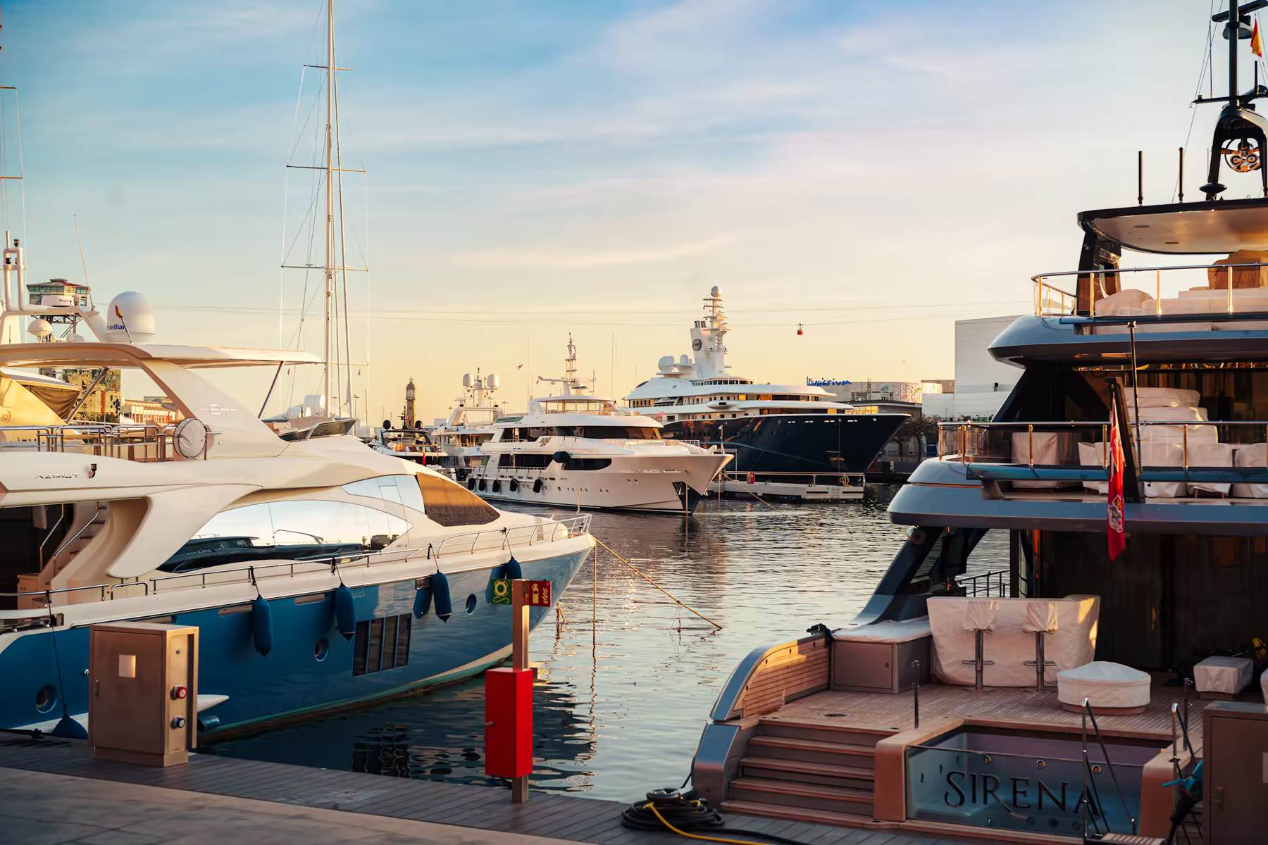 Yachts amarrés dans une marina au coucher du soleil