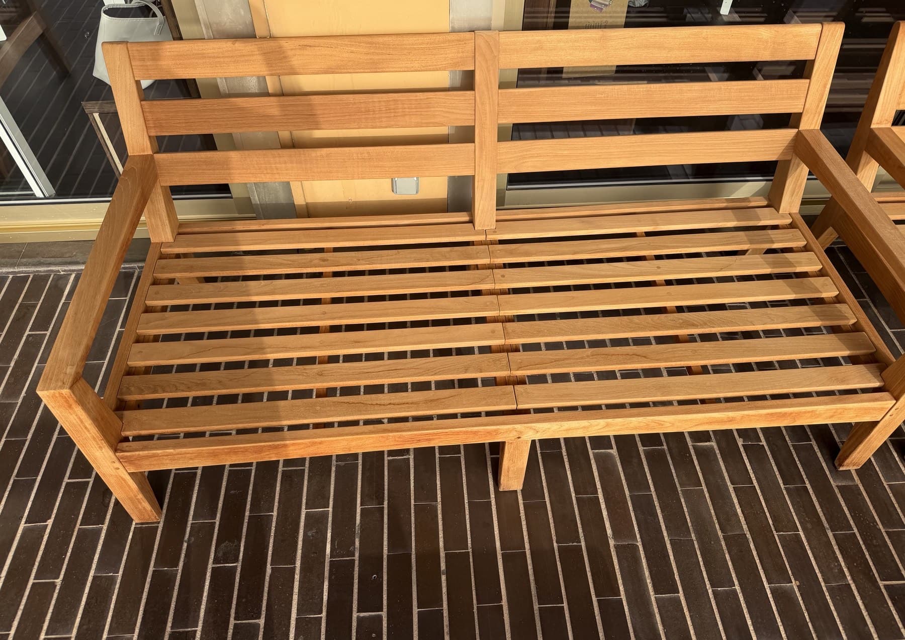 Banc extérieur en bois après une intervention MayClean