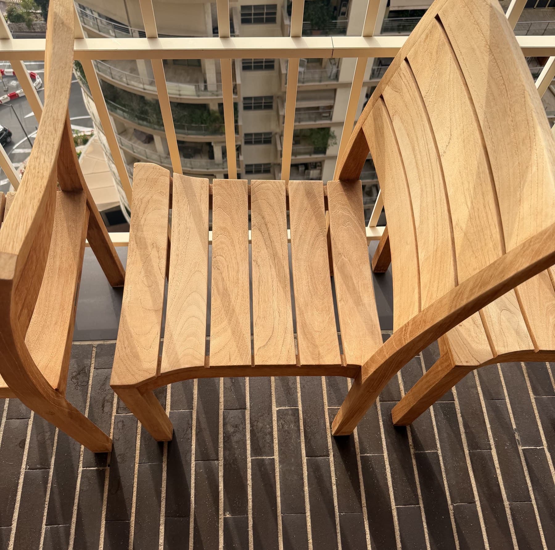Fauteuils extérieurs en bois après une intervention MayClean