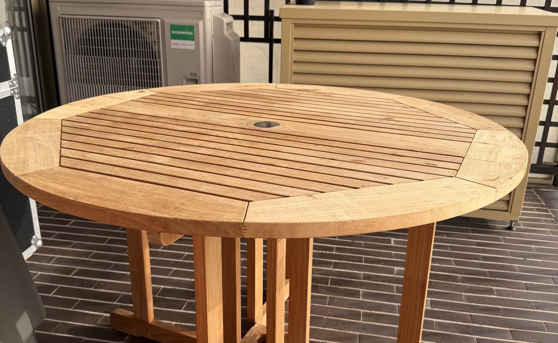 Table extérieure en bois après une intervention MayClean