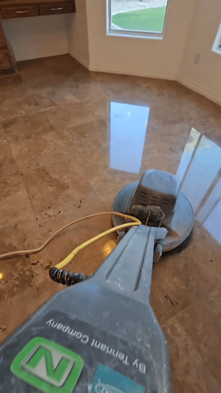 Machine de polissage sur sol en travertin brillant