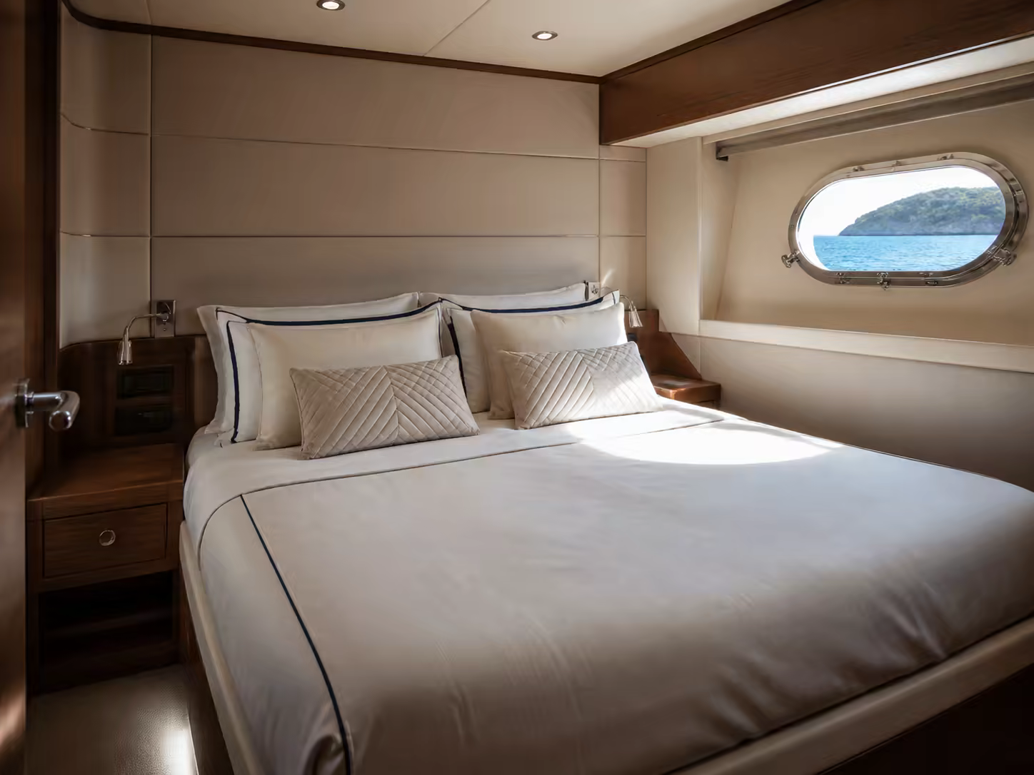 Matelas et literie dans une cabine de yacht