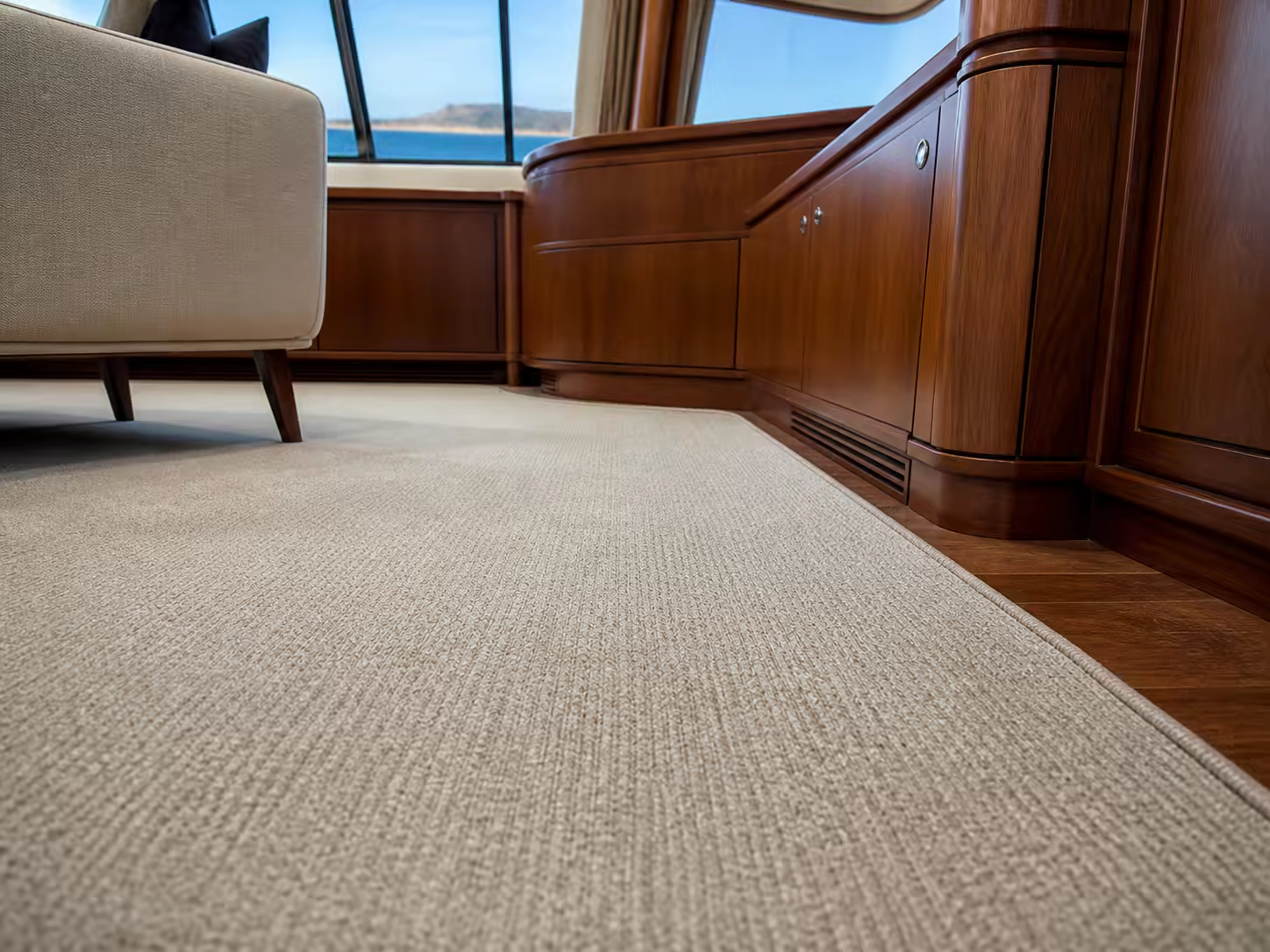 Moquette claire dans un intérieur de yacht