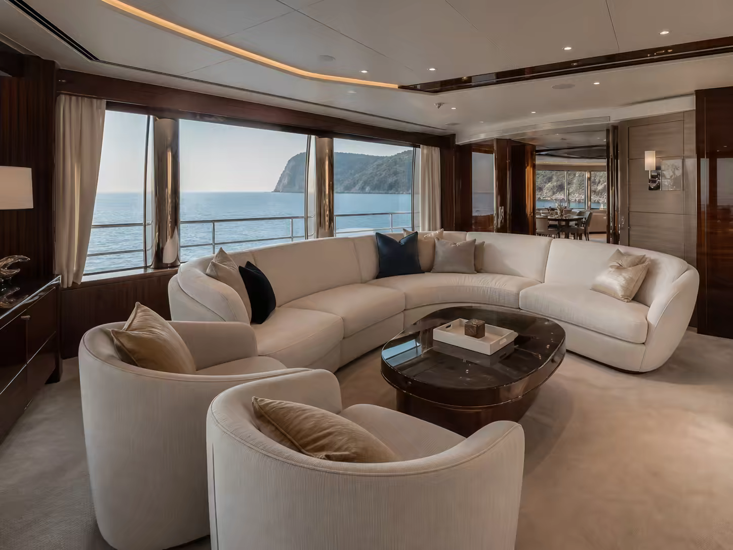 Assises textiles et tapis dans un salon de yacht