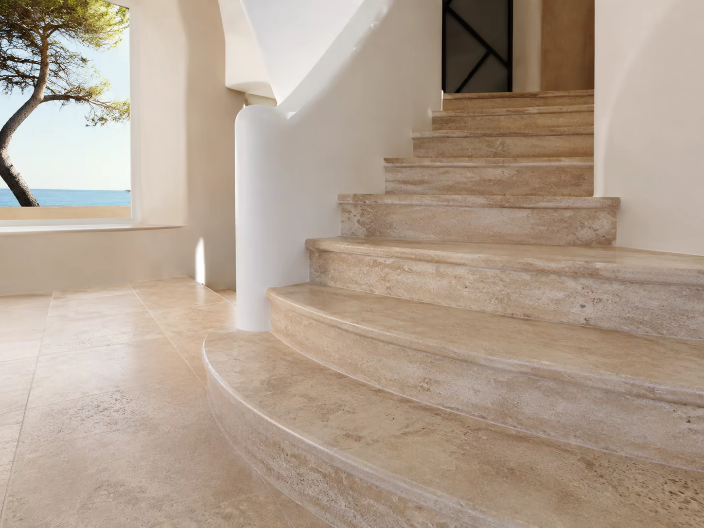 Escalier et sol en travertin clair dans une villa méditerranéenne