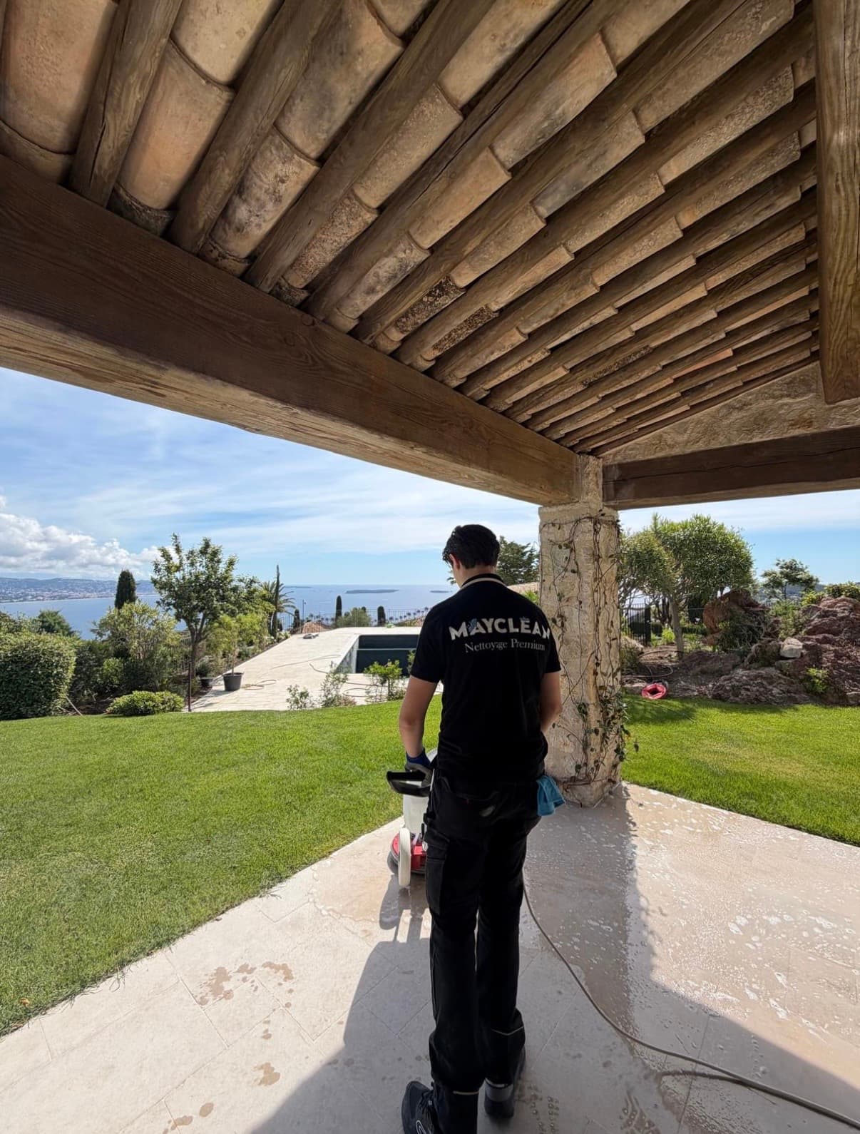 Équipe MayClean en intervention extérieure dans une villa avec vue mer