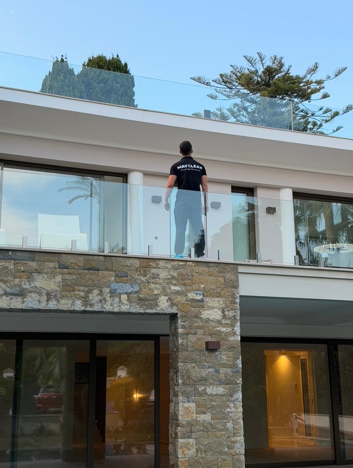 Nettoyage de grandes baies vitrées dans une villa MayClean