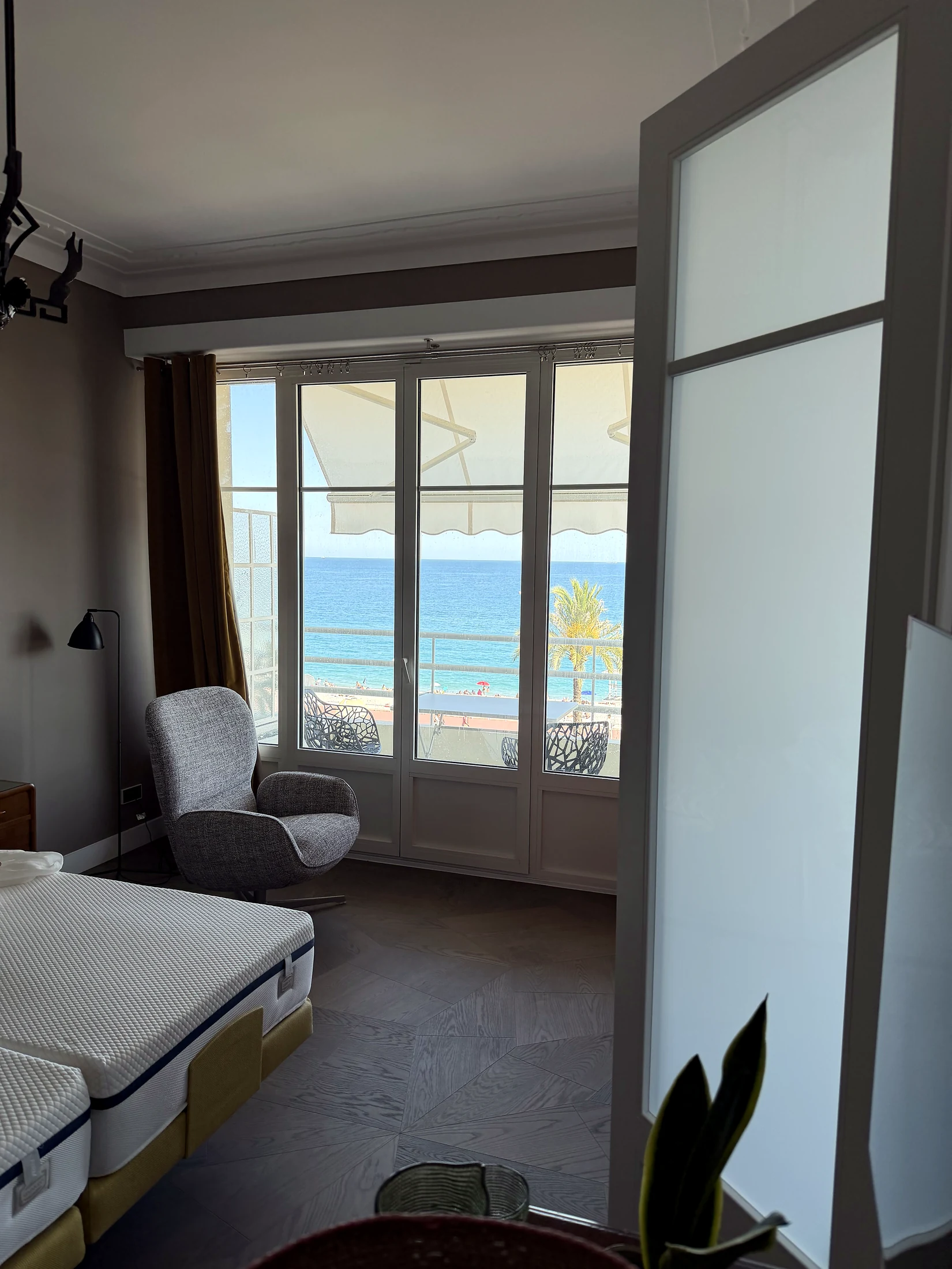 Chambre de villa avec vue mer préparée avant une arrivée