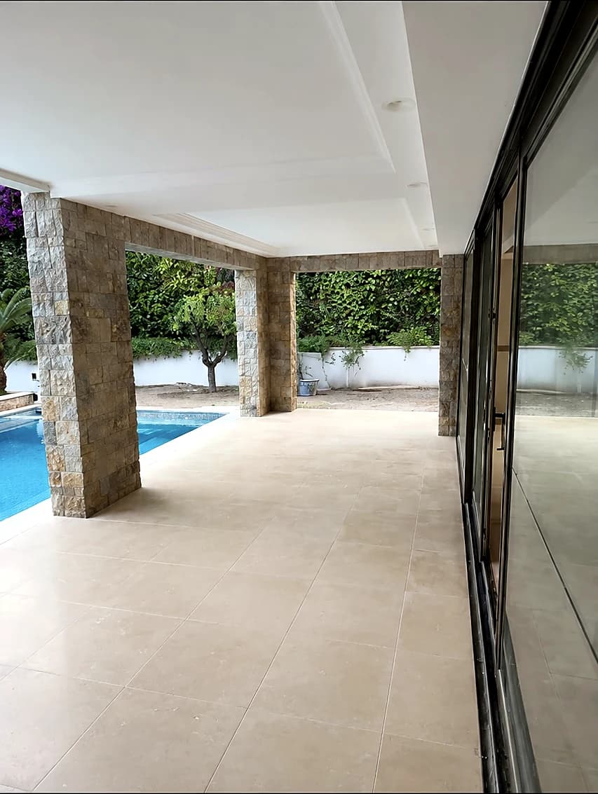 Terrasse de villa après nettoyage extérieur