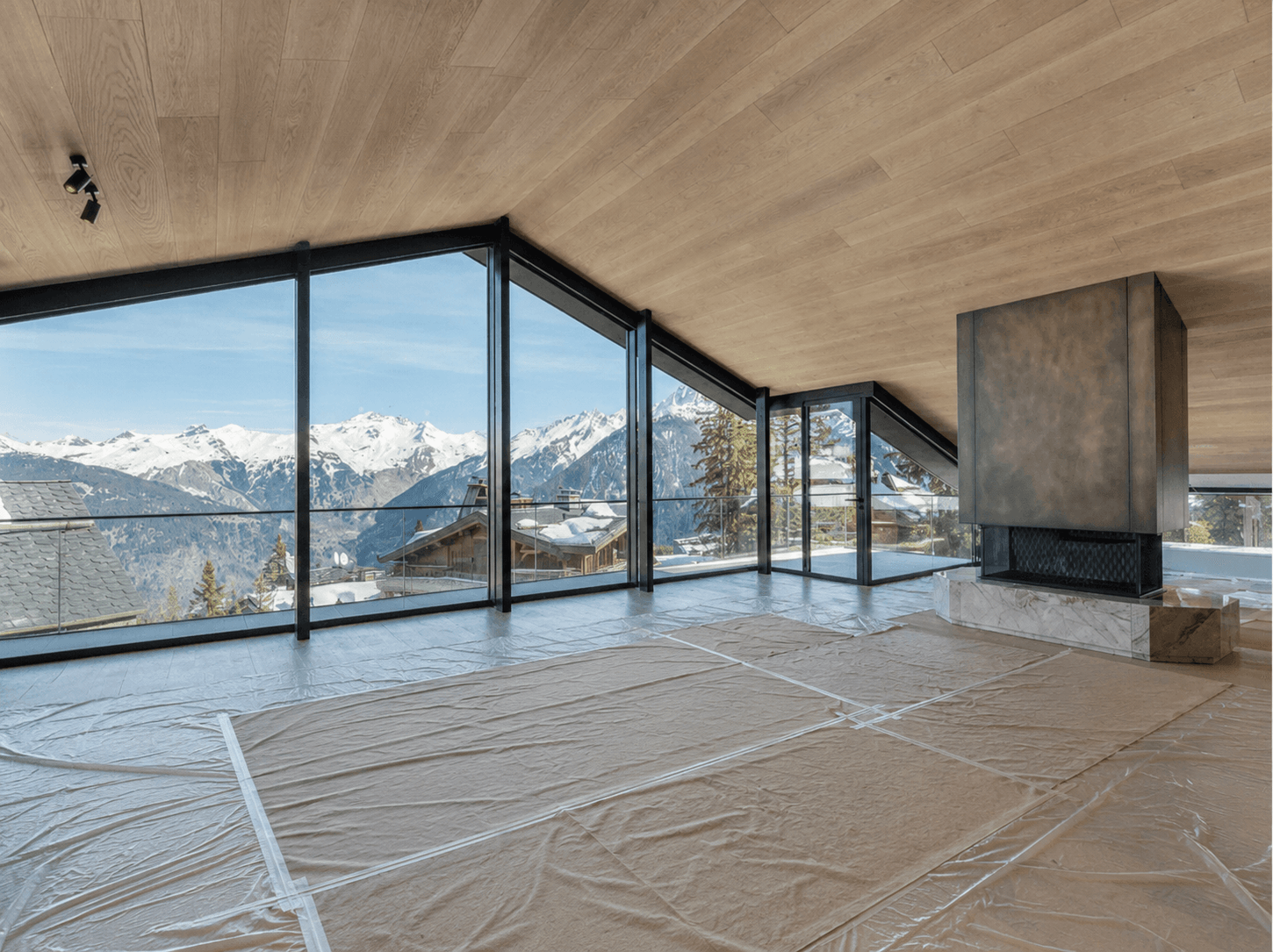Salon de chalet vitré protégé avant nettoyage de fin de chantier