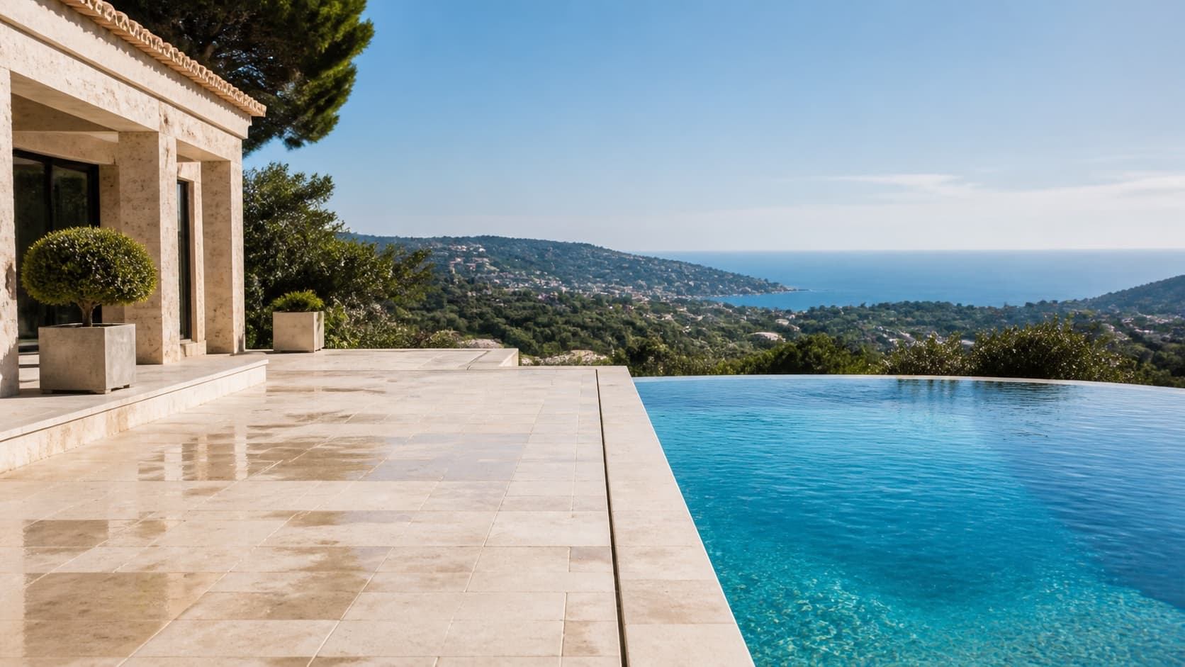 Terrasse en pierre et piscine face à la mer