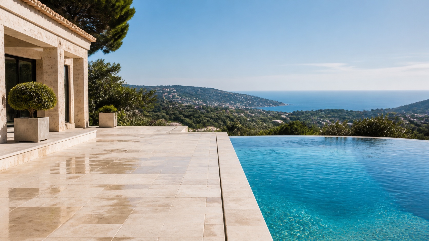 Terrasse et piscine face à la mer